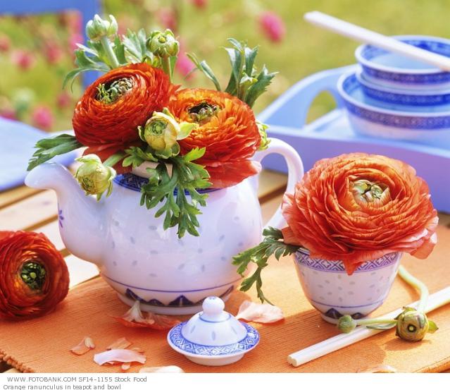 orange ranunculus centerpieces How much do I adore this design from Martha