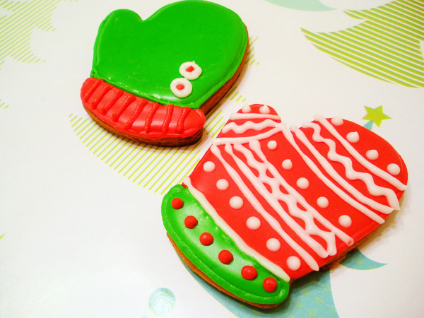 green and red cookie mittens