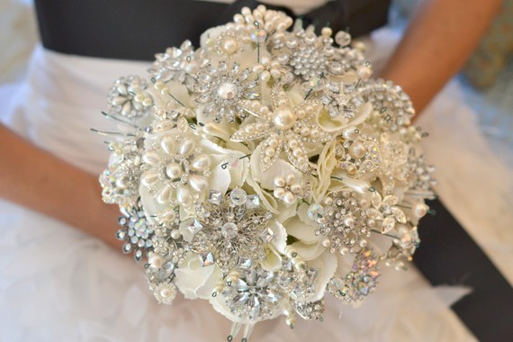 pearl_glittery_brooch_bouquet_Noaki
